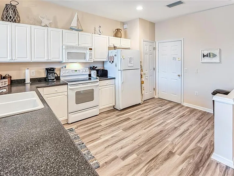 1080 Hampton Cir — Photo 6