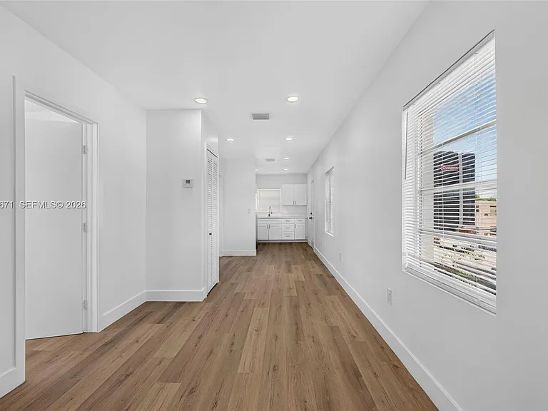 1900 SW 6th St #6 — Photo 2