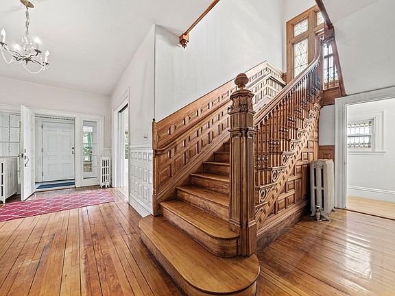 5th image of 62 Fuller St