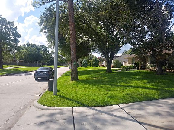 Quiet and clean. HOA takes care of landscaping.