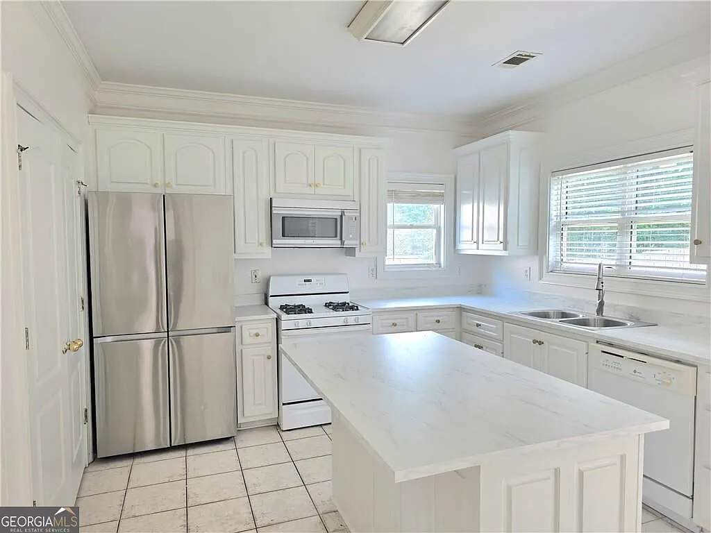 4 bed, 2.5 bath, $2,300 — Photo 4