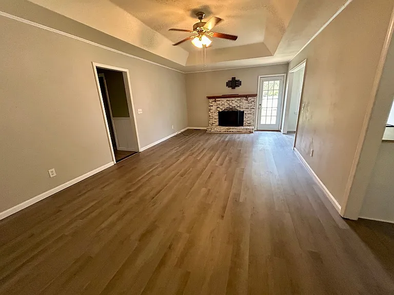 2470 Drexel Dr — Photo 2