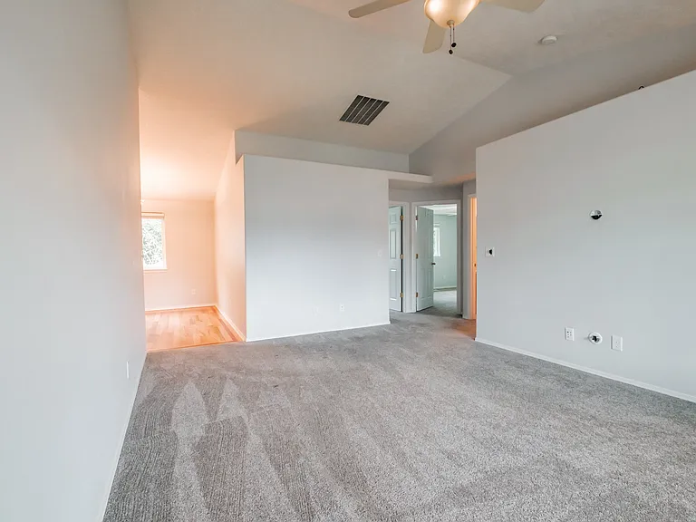 831 NW Teak Loop — Photo 9