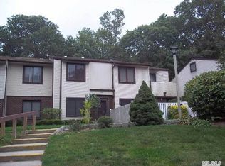 343 Clubhouse Ct, Coram, NY 11727