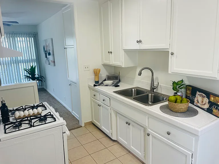 955 Hillcrest St #6 — Photo 8