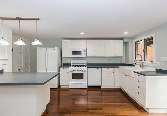 3rd image of 18-20 Russia St Unit 1
