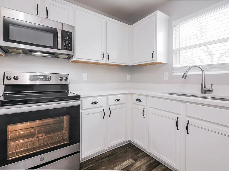 305 Farrington Dr — Photo 8
