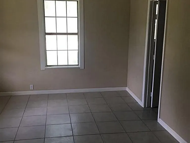 102 N Avenue C — Photo 8