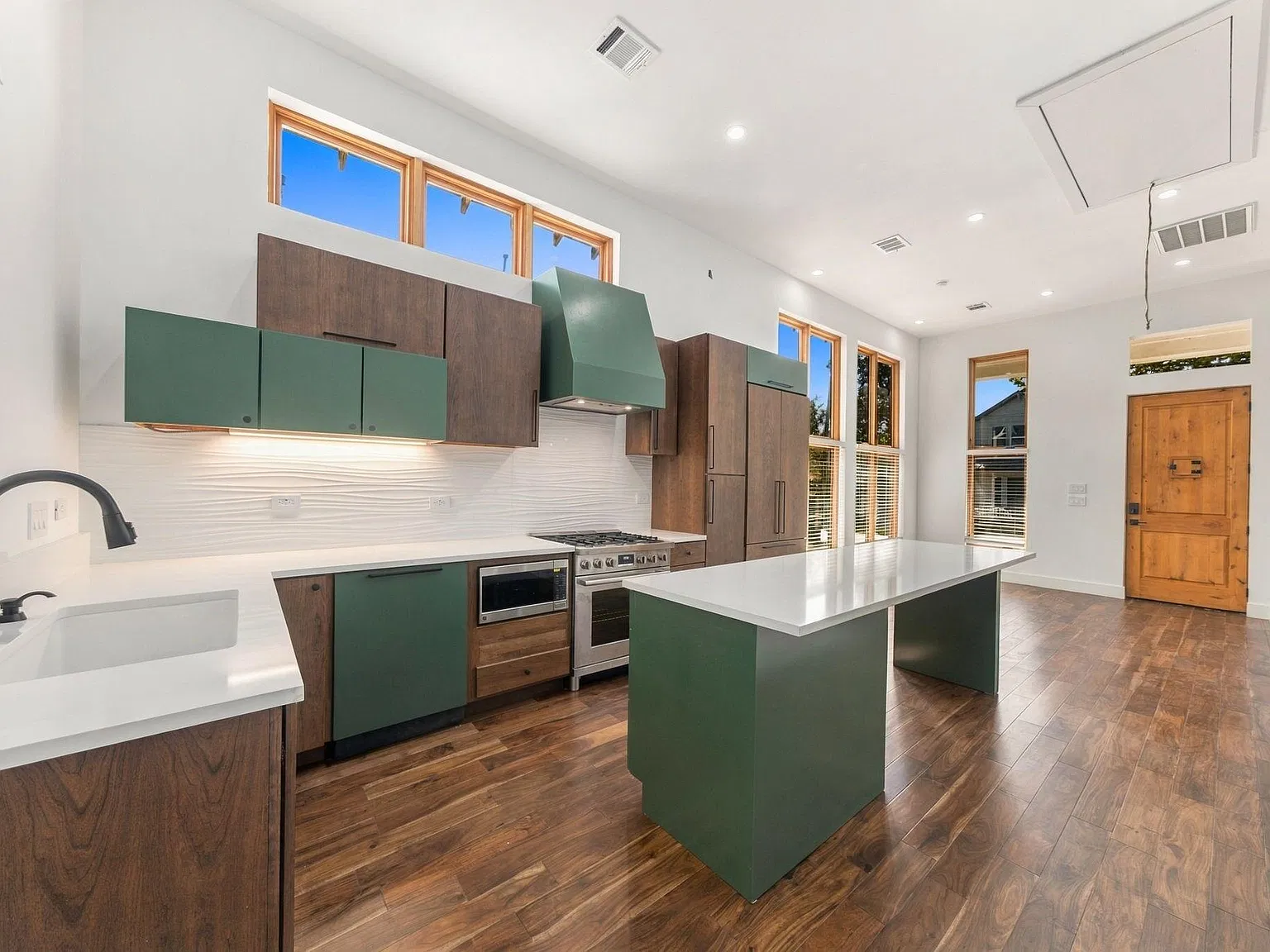 2 bed, 2.0 bath, 908 sqft, $3,600 — Photo 4