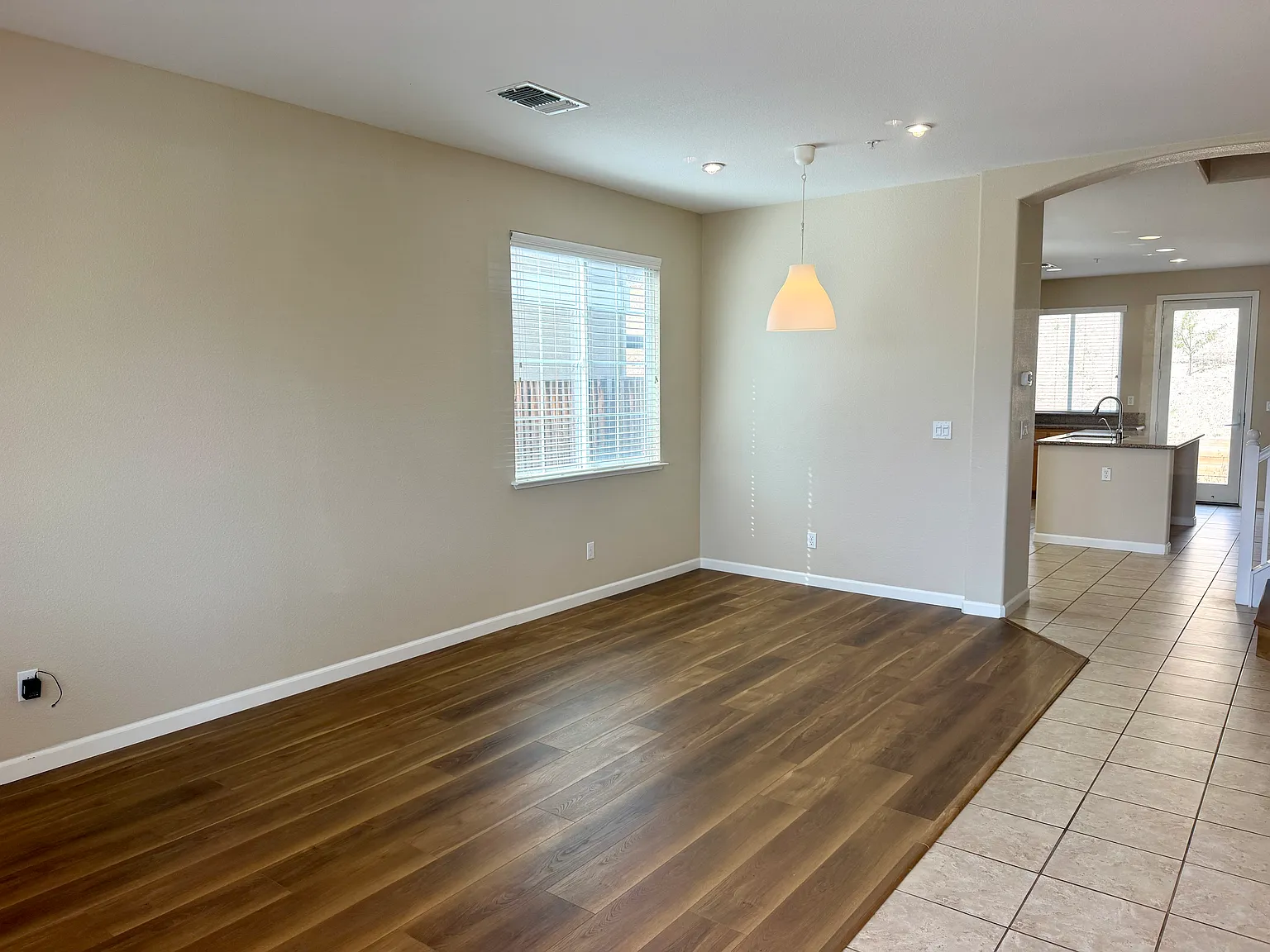5 bed, 2512 sqft, $3,950 — Photo 2