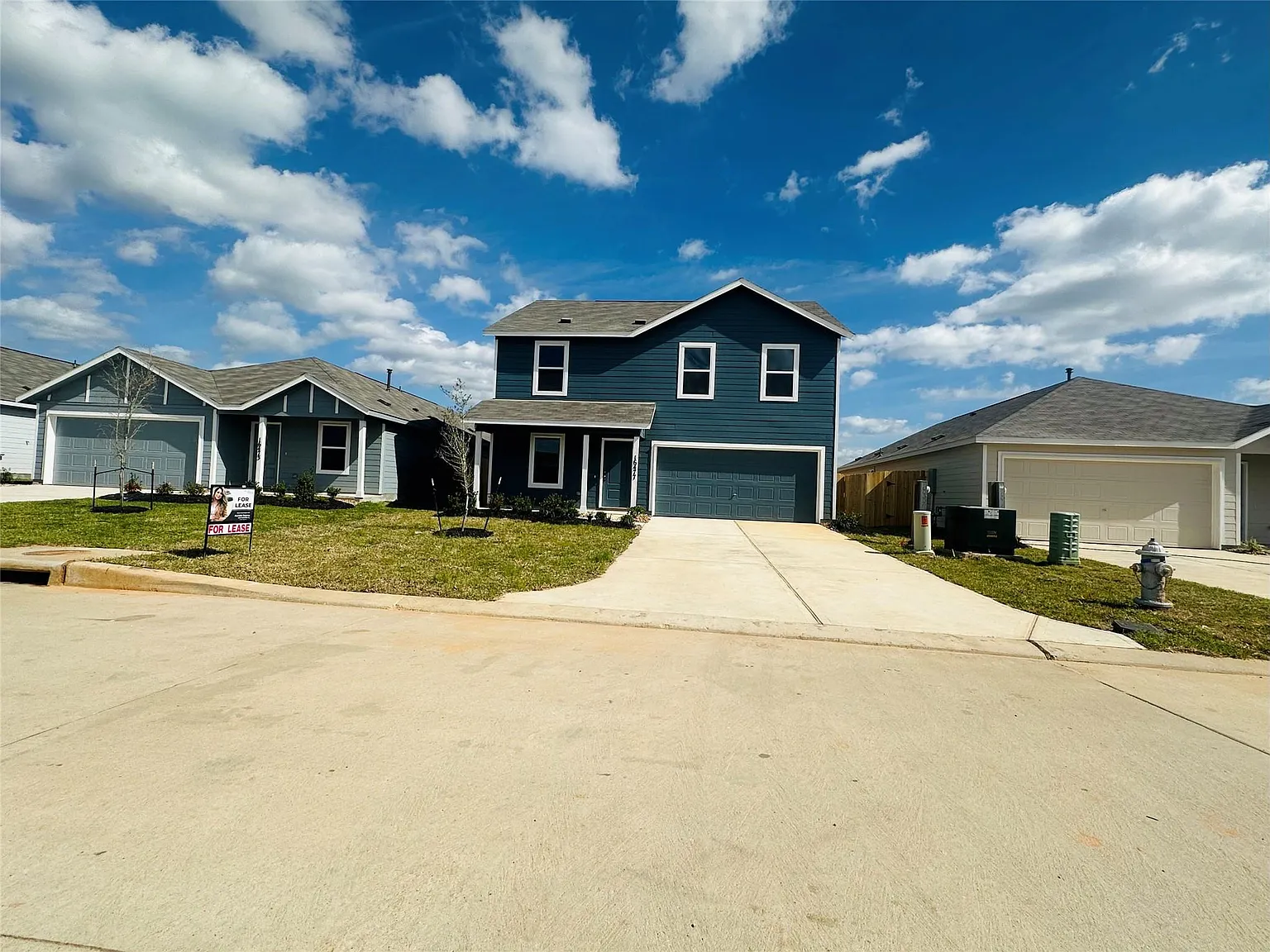 4 bed, 2.5 bath, 1891 sqft, $1,900 — Photo 1