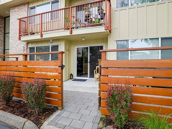 3rd image of 425 45th Street SW #208