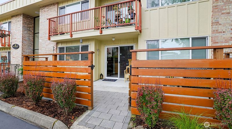 3rd image of 425 45th Street SW #208