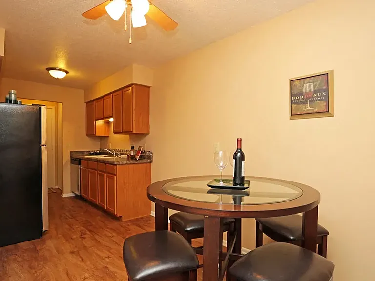 Kensington Pointe Apartments — Photo 4