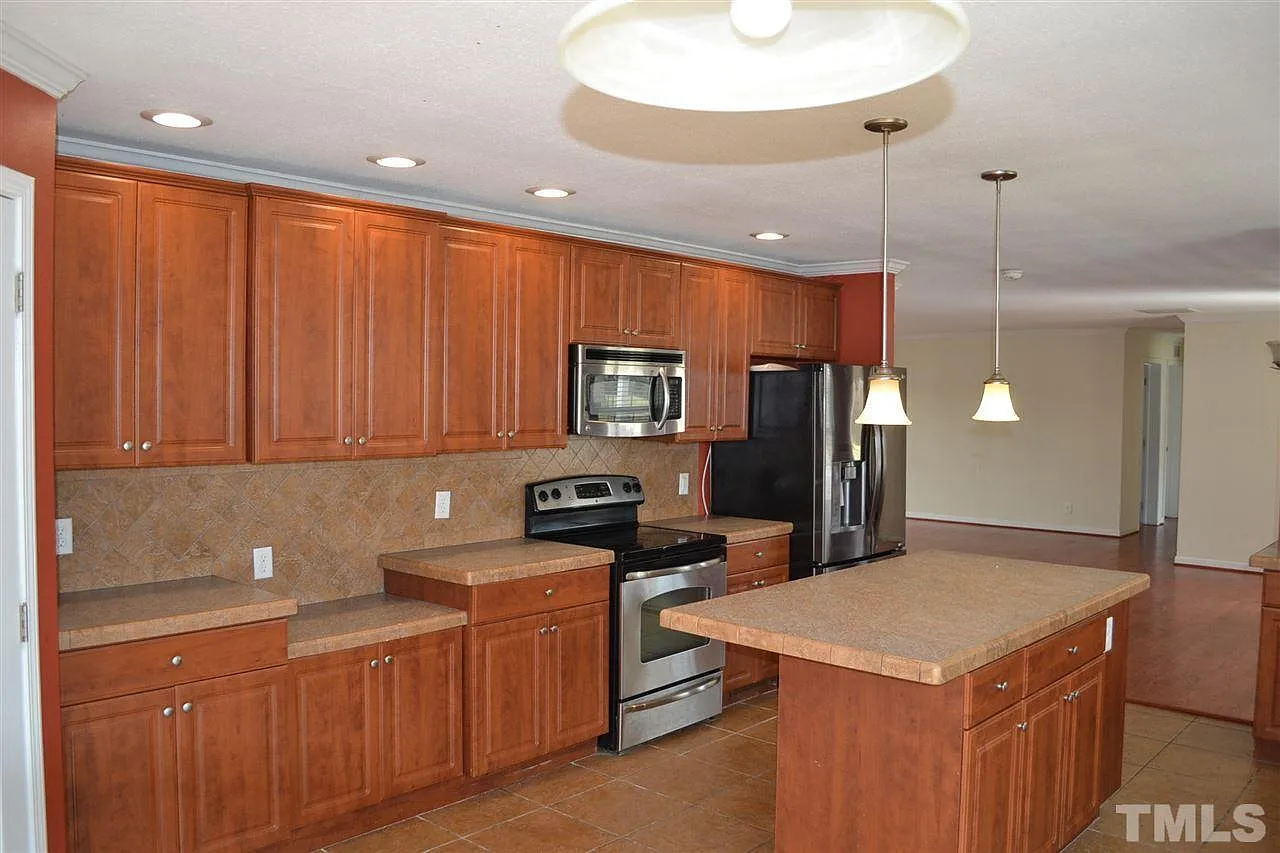 4 bed, 2.0 bath, $2,600 — Photo 3