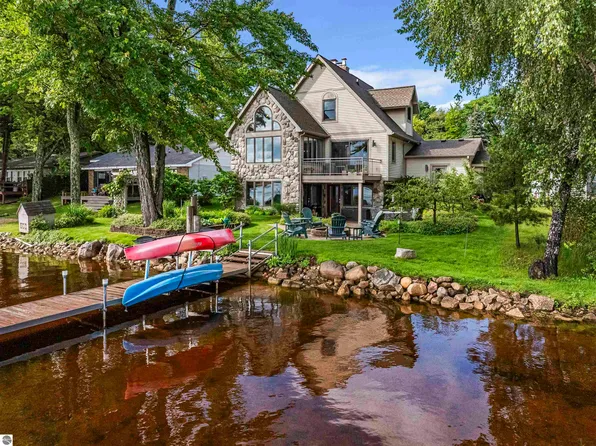 225 W Lake Dr, Cadillac, MI 49601