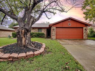 653 Evelyn Ln, Burleson, TX 76028