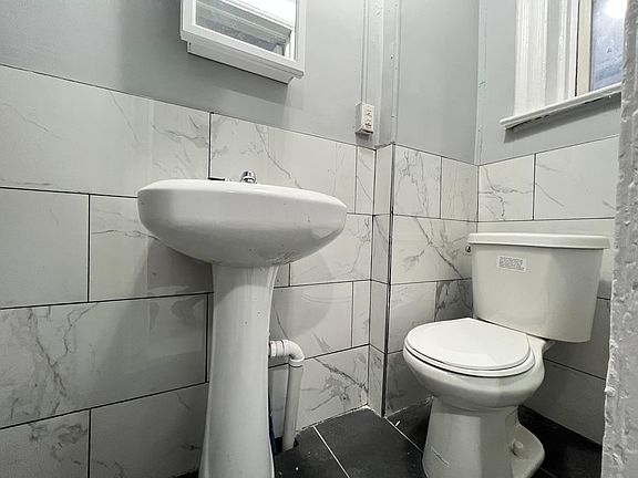 5th image of 216 Bloomfield Ave #1B