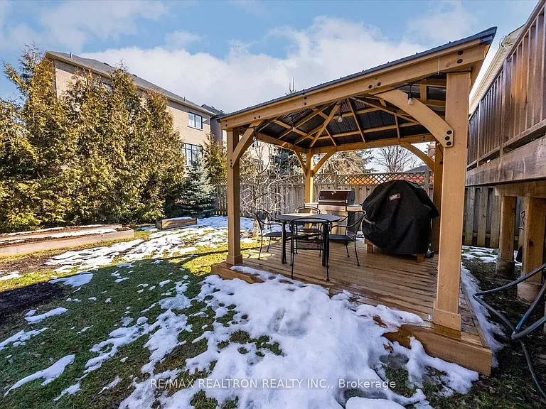 68 Flint Cres #UPPER — Photo 32