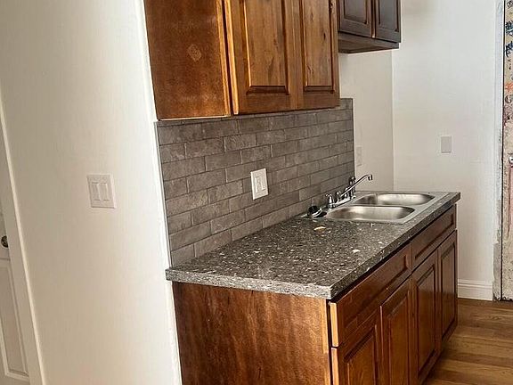 4th image of 5914 W Myrtle Ave