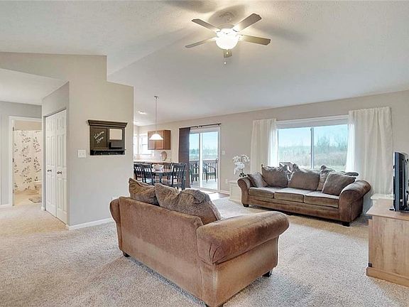 3rd image of 205 Clubhouse Ln