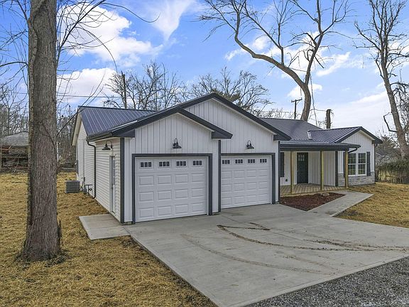 3rd image of 5705 Dahlia Dr NE