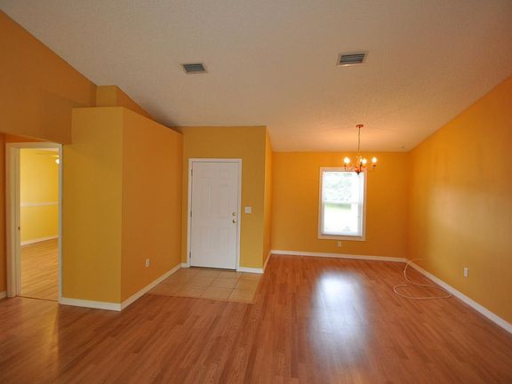 3rd image of 40 Pin Oak Dr