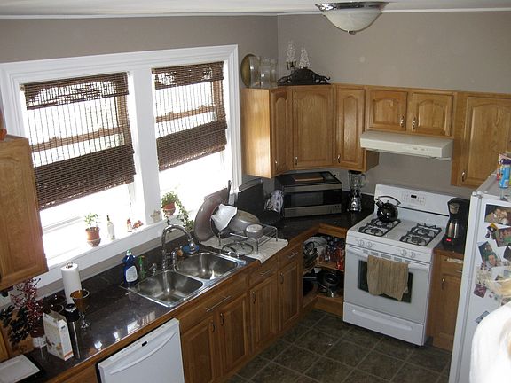 4th image of 21 Ten Eyck Ave #1