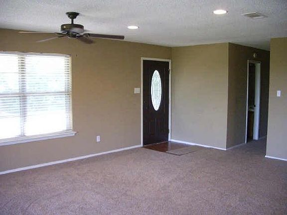 4th image of 2218 Caroline Ct