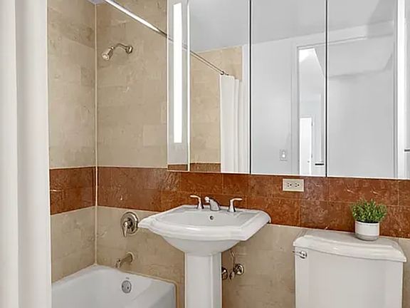 4th image of 260 W 54th St APT 34D