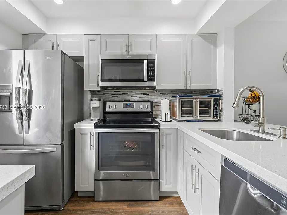 9340 Lagoon Pl #304