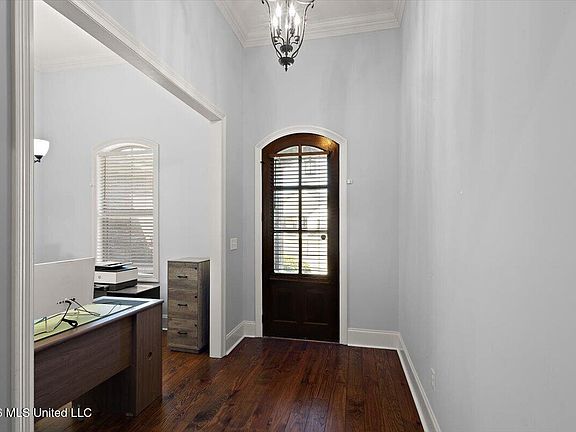 5th image of 152 Sweetbriar Cir