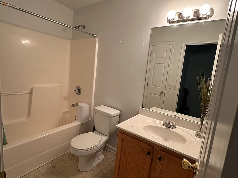 716 W Vincent Dr — Photo 5