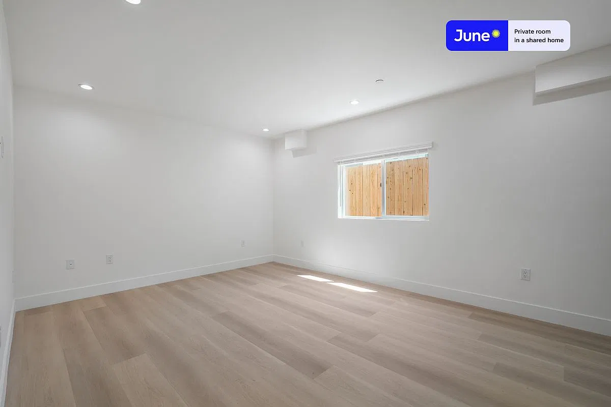 Queen bedroom in 3 bed/2 bath home in Hollywood #1858 A — Photo 3