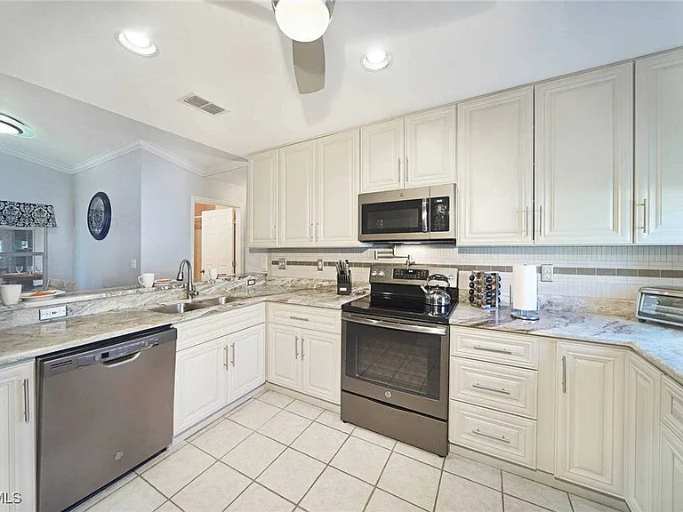 3832 SW 20th Ave — Photo 17