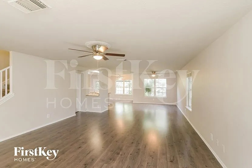 3 bed, 2.5 bath, 2421 sqft, $1,720 — Photo 3