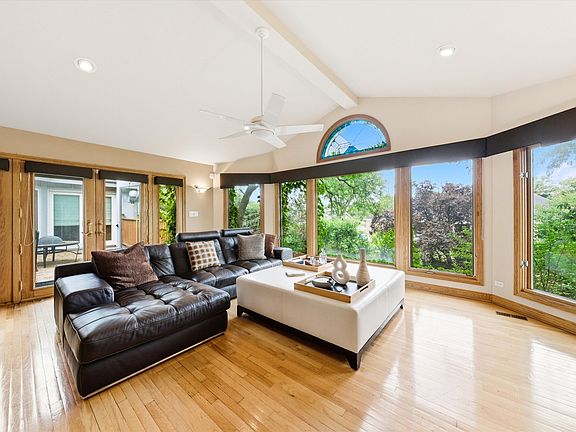 3rd image of 130 Surrey Ln
