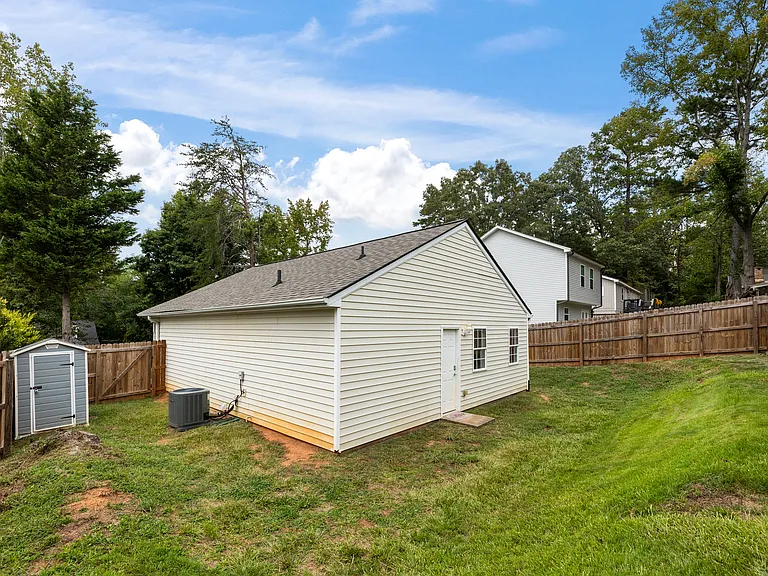 2425 Belaire Dr — Photo 12