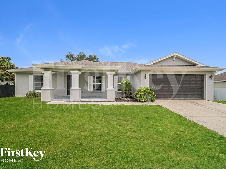 629 NE Juanita Ct — Photo 1