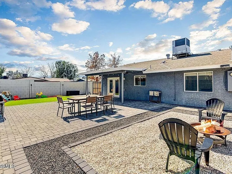 2217 N Sunset Dr — Photo 15