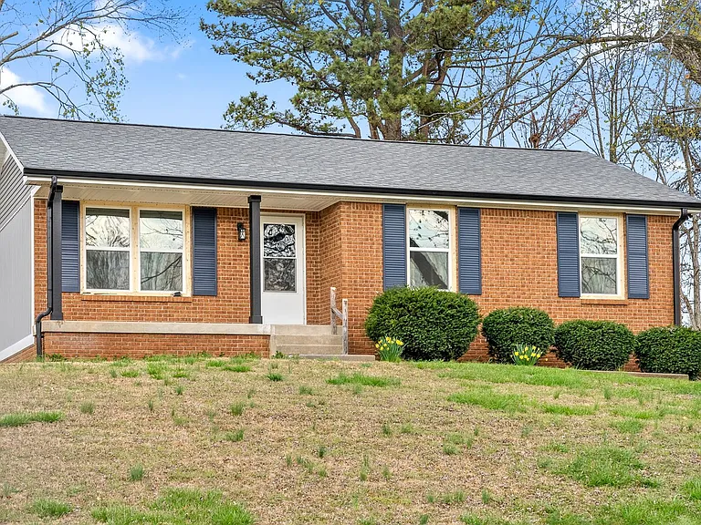 2214 Glory Dr — Photo 2