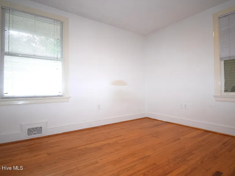 1509 E 4th St — Photo 13