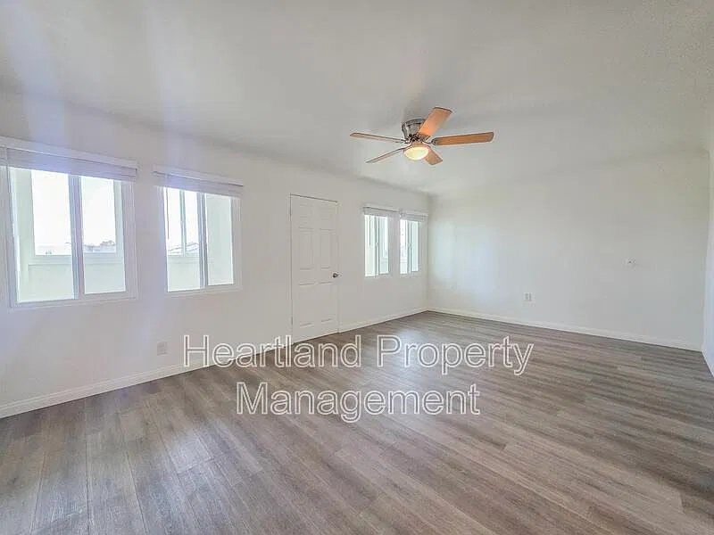 2 bed, 1.5 bath, 900 sqft, $2,325 — Photo 2