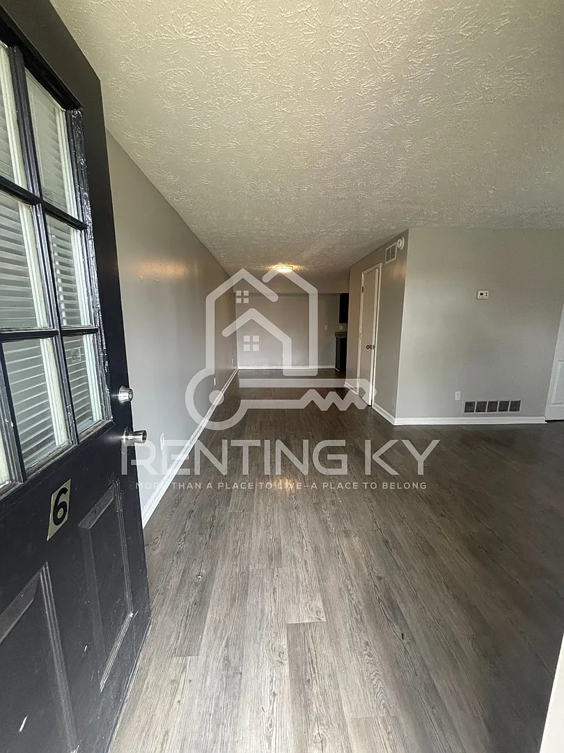 Townhomes in Richmond-Prime Location Close to Shopping, Dining, & More — Photo 2