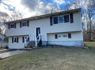 110 Crystal Brook Hollow Rd, Port Jefferson Station, NY 11776