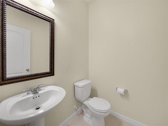 4th image of 904 Oak St