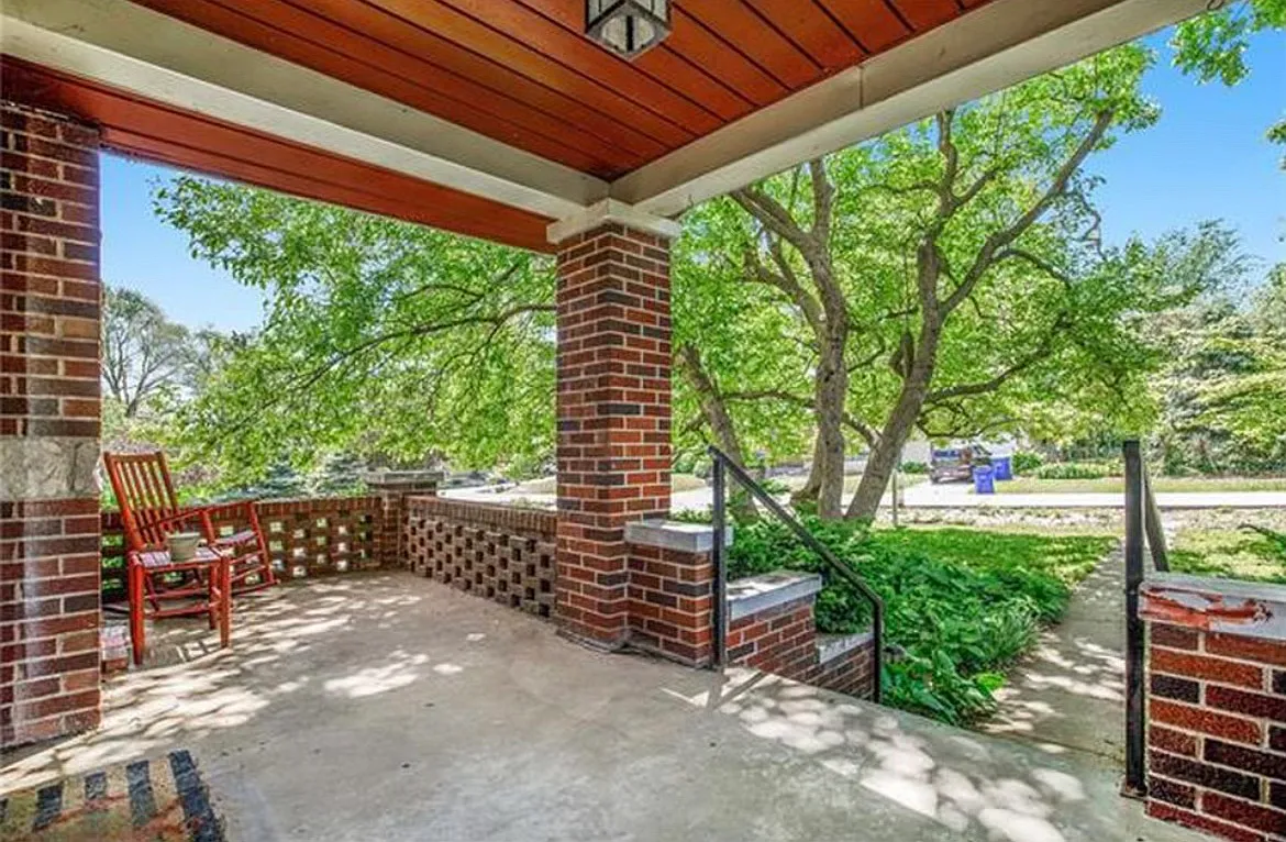 2 bed, 1.5 bath, 1896 sqft, $2,200 — Photo 3