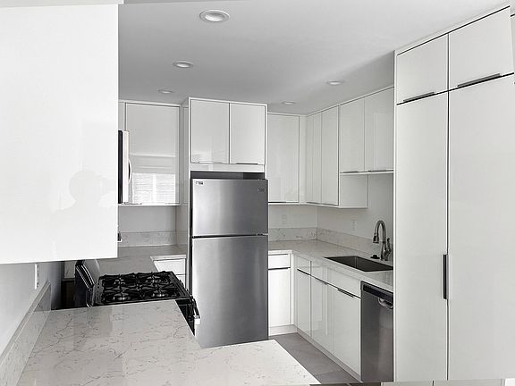 3rd image of 7624 Fountain Ave #11