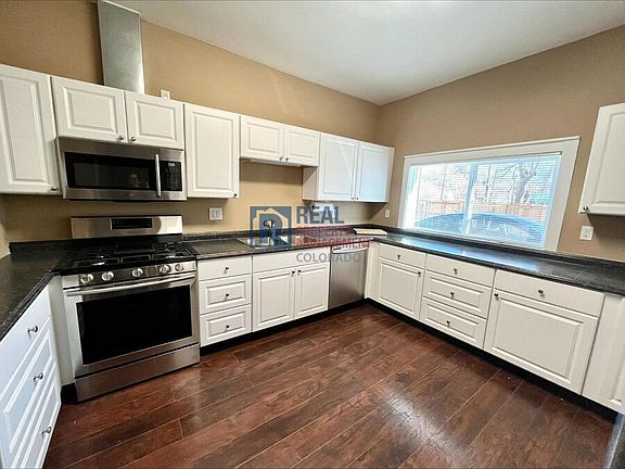 5th image of 229 E Las Vegas St