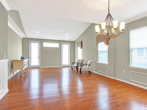 5th image of 62 Timber Hill Dr